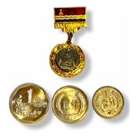 Usado, 1 Medalla Militar Y 3 Monedas De China Popular Socialista segunda mano   México 